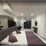 Karikatuer Bi Hotel