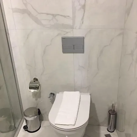 Karikatuer Bi מלון אלאניה